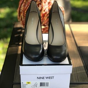 Nine West ~NEW~ dark gray leather pumps size 8